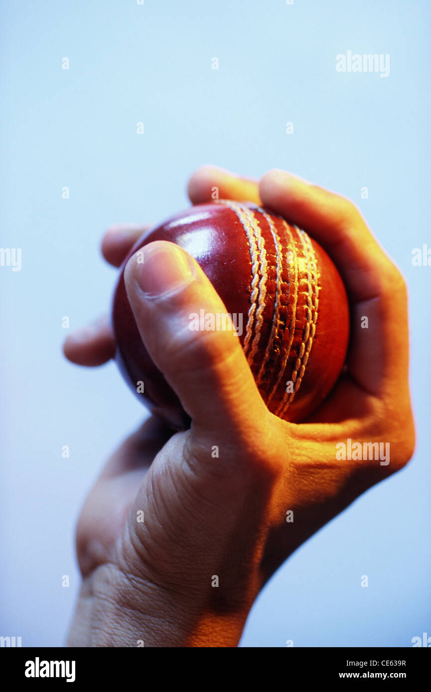 Bowler tenant le ballon de cricket en main ; MR#201 Banque D'Images