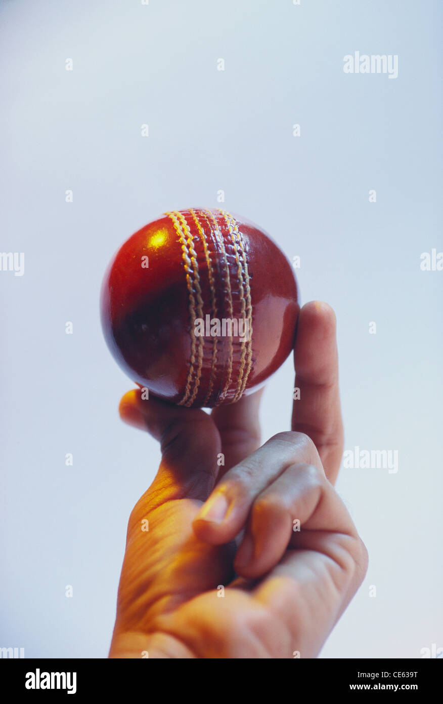 Bowler tenant le ballon de cricket avec les doigts ; MR#201 Banque D'Images
