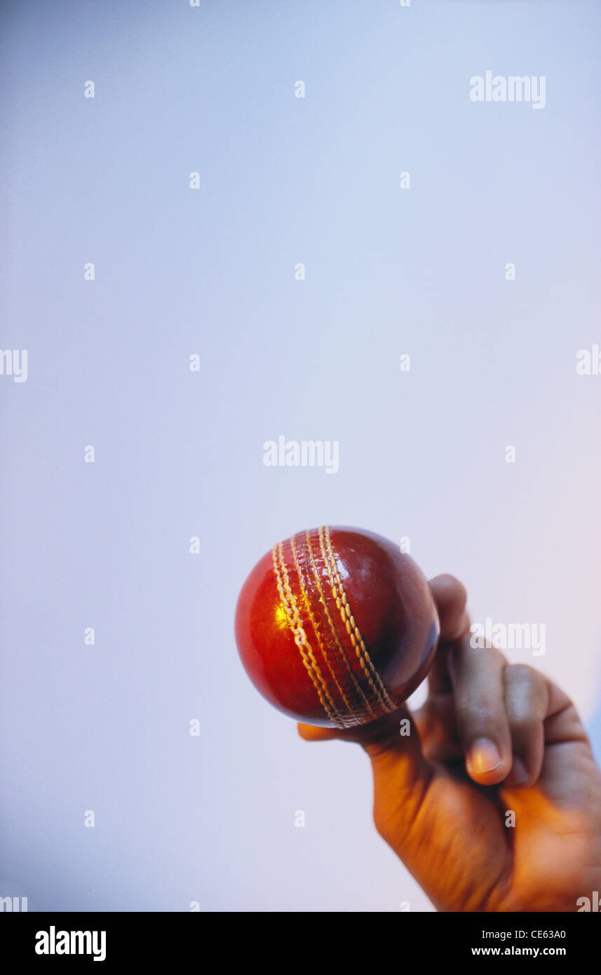 Bowler tenant le ballon de cricket avec les doigts ; MR#201 Banque D'Images