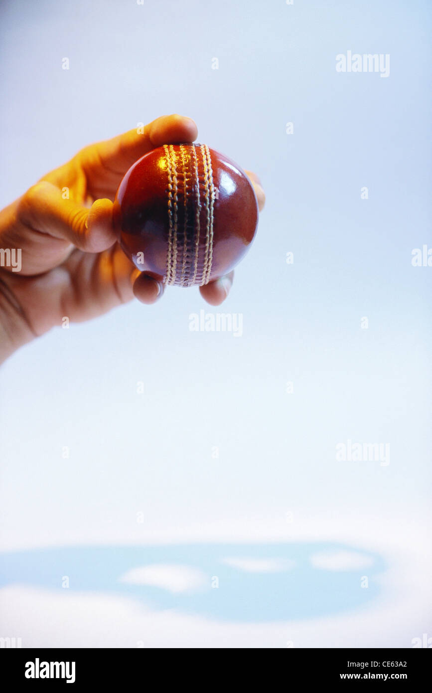 Bowler holding ball cricket dans doigt MR# 201 Banque D'Images