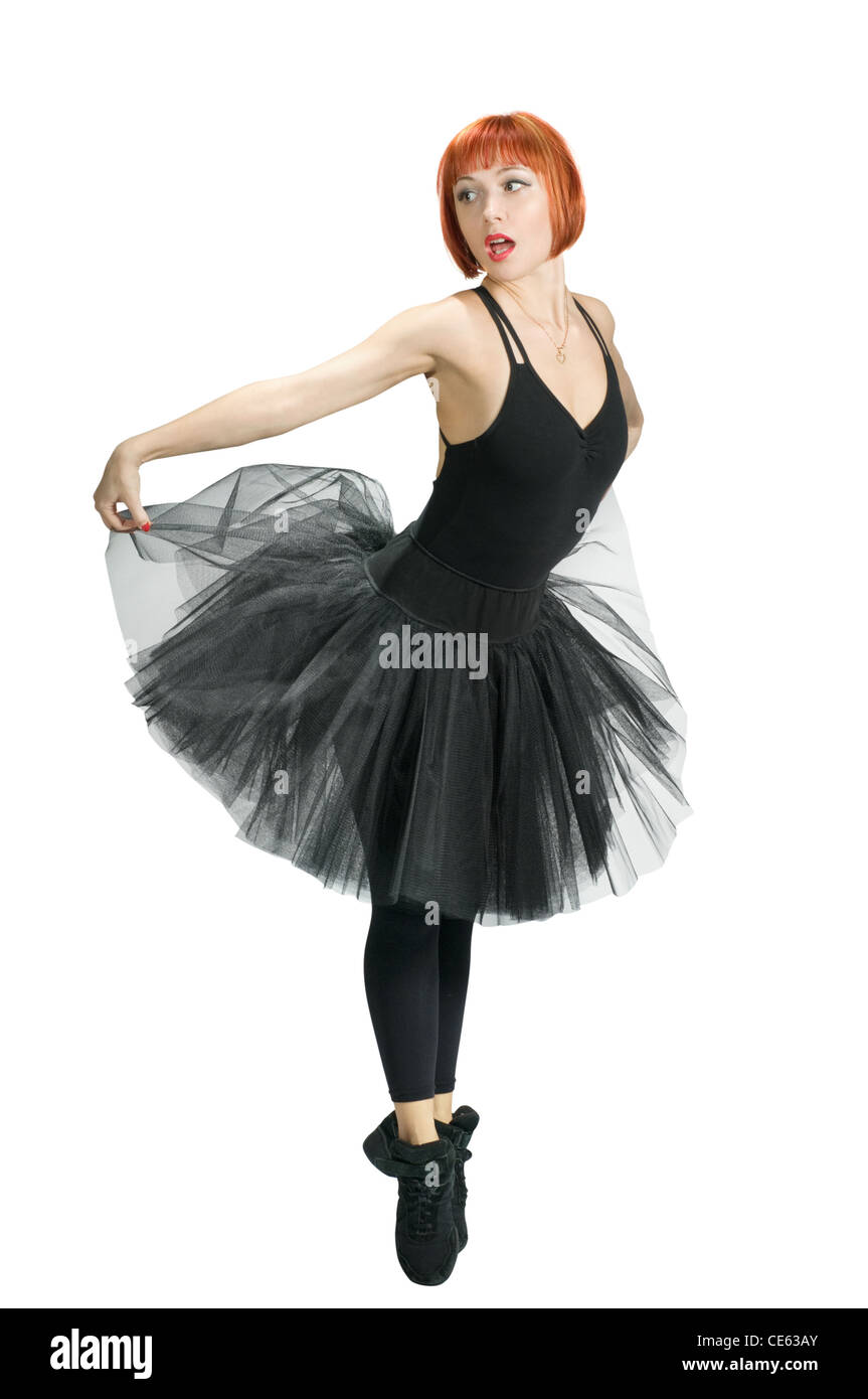 Ballerine rouge vêtu de noir tutu posant sur fond blanc Banque D'Images