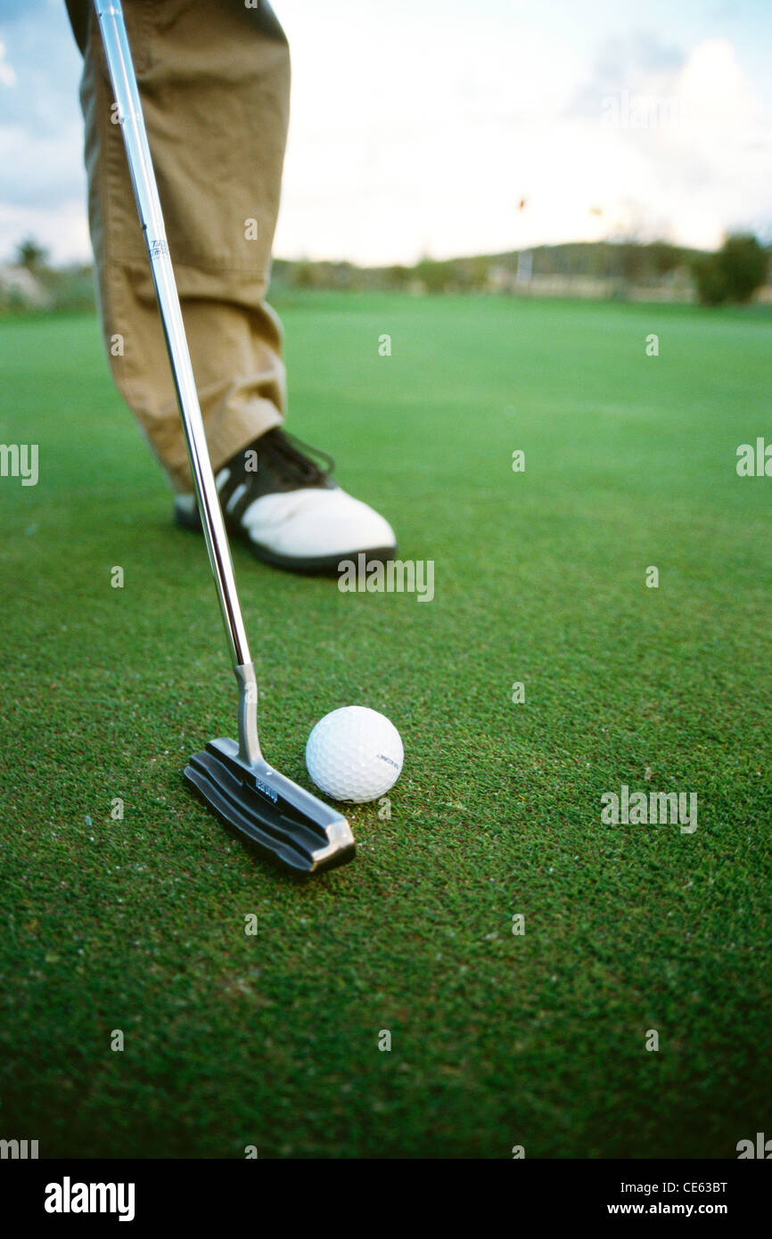 Golfeur indien frappant balle de golf avec putter ; Inde ; asie ; MR#524 Banque D'Images