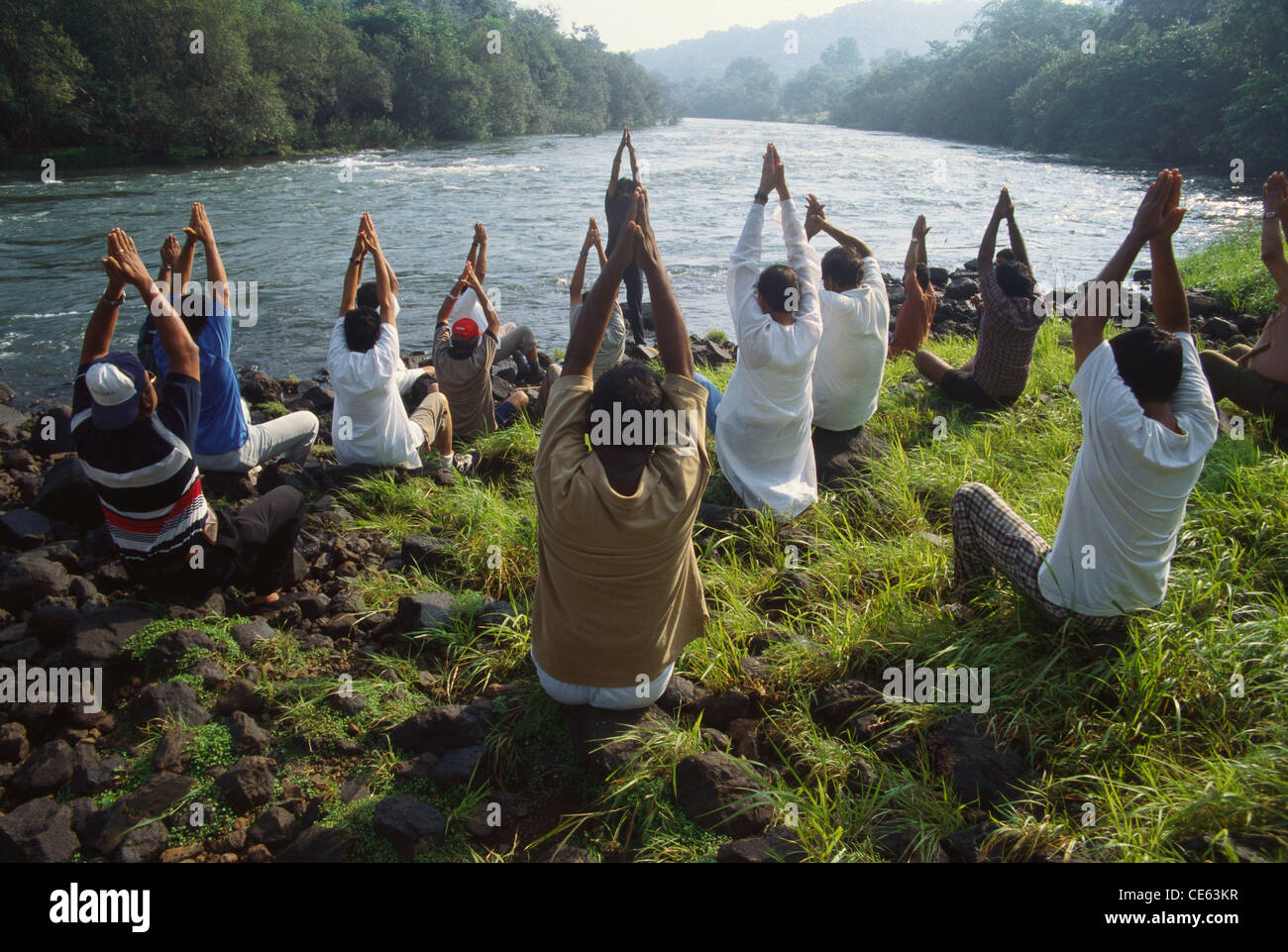 Yoga sur le côté de la rivière ; Maharashtra ; Inde ; Asie Banque D'Images