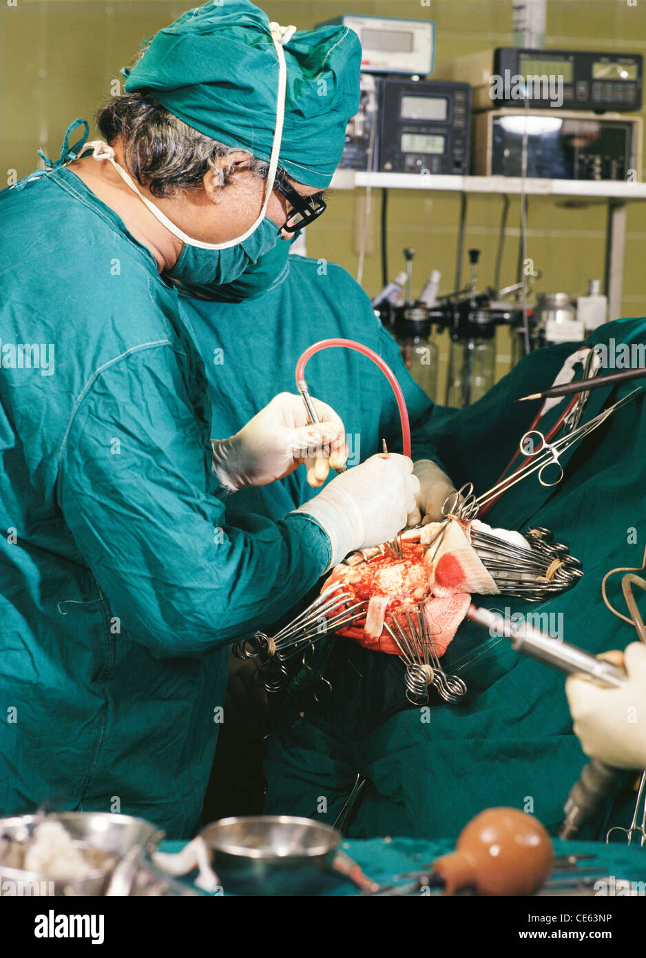 Chirurgiens effectuant la chirurgie du cerveau ; Inde : asie Banque D'Images