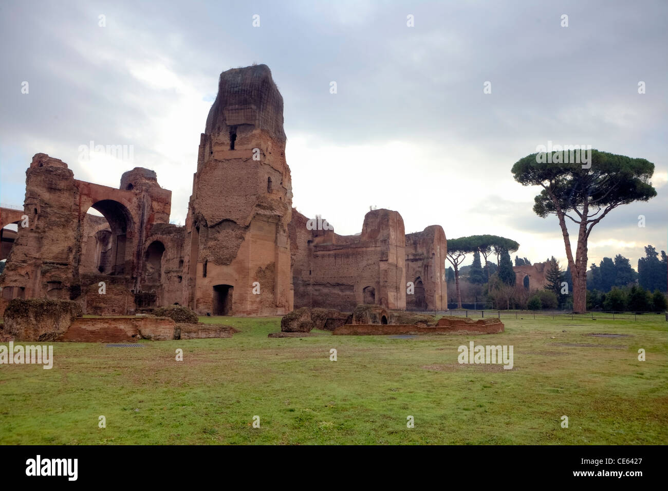 Les thermes de Caracalla sont des ruines d'une ancienne installation de baignoire à Rome avec un parc en amont Banque D'Images