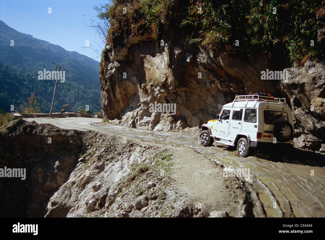 Virage en épingle ; virage en épingle ; virage en épingle ; voiture à quatre roues motrices sur route de montagne à Lachung ; Sikkim ; Inde ; asie Banque D'Images