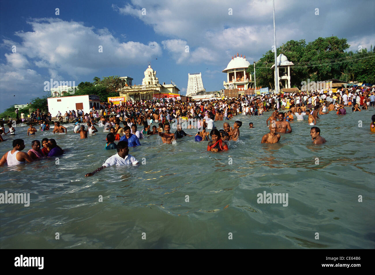 Les dévots se rafraîchir dans l'eau bénite de l'Agni Rameswaram Tirtha ; ; ; Tamil Nadu Inde Banque D'Images