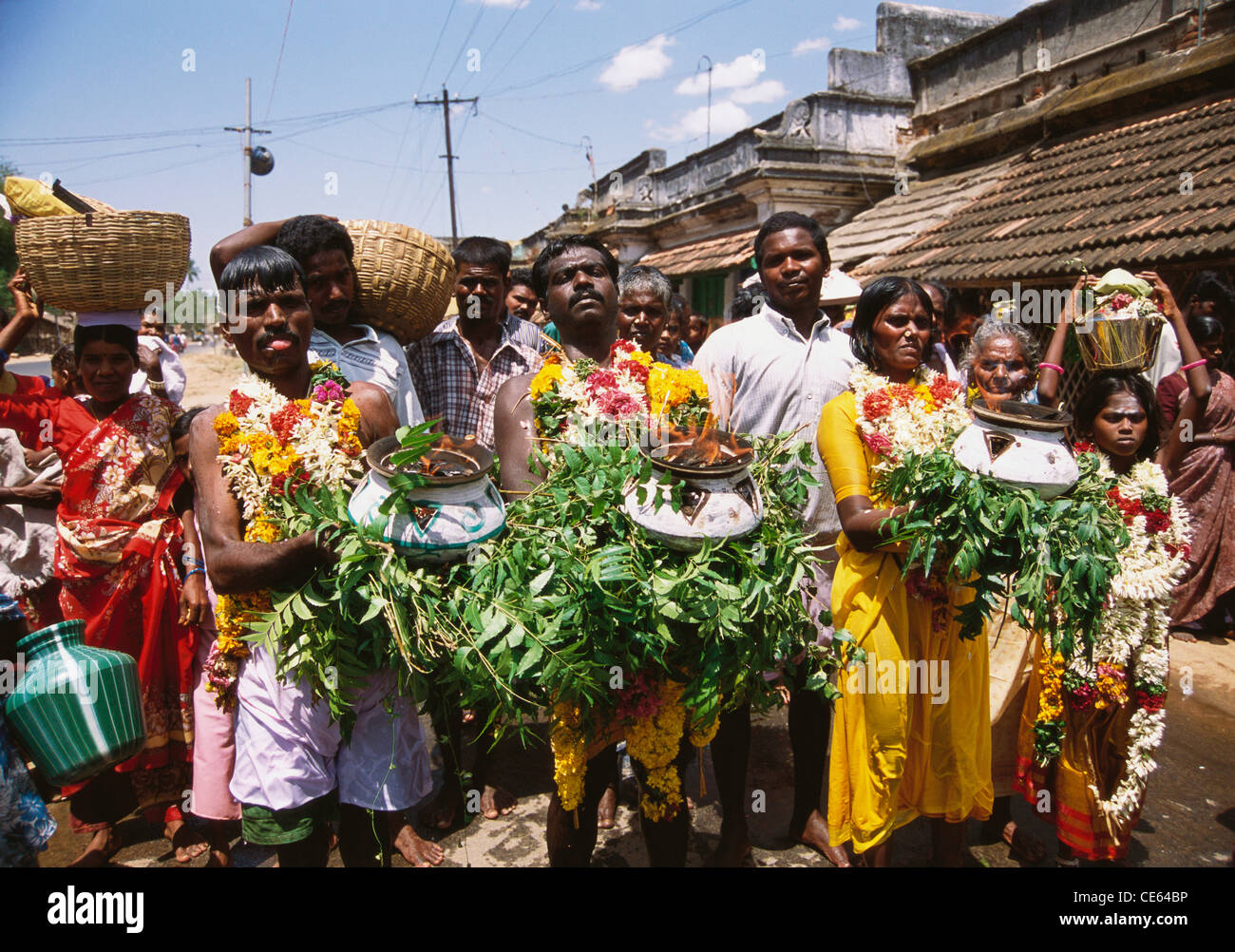 Les hommes indiens holding pots avec feuilles de margousier et brûler du charbon feu Tamil Nadu Inde Banque D'Images