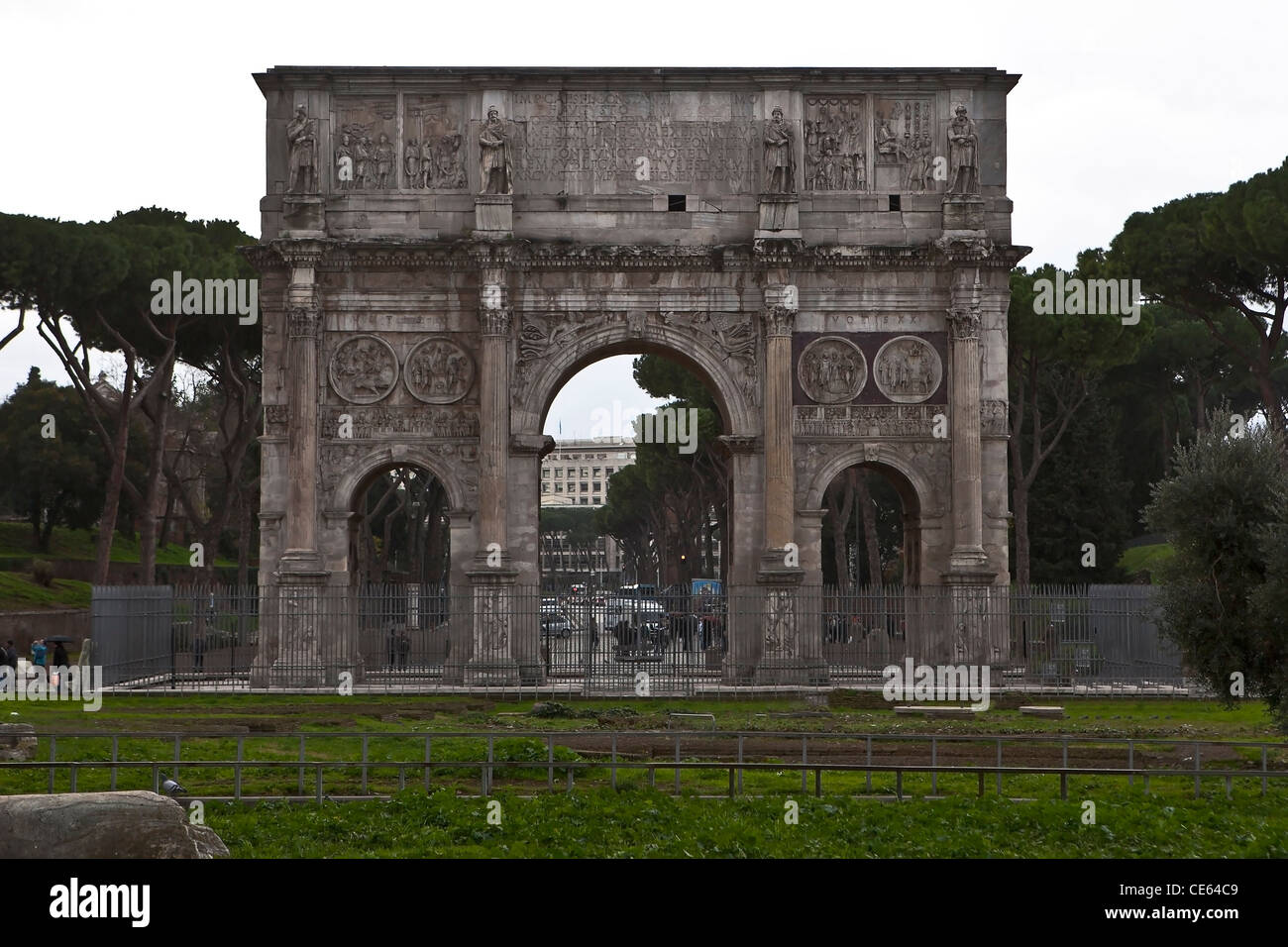 L'Arc de Constantin est un arc de trois portes à côté du Colisée à Rome, Latium, Italie. Banque D'Images