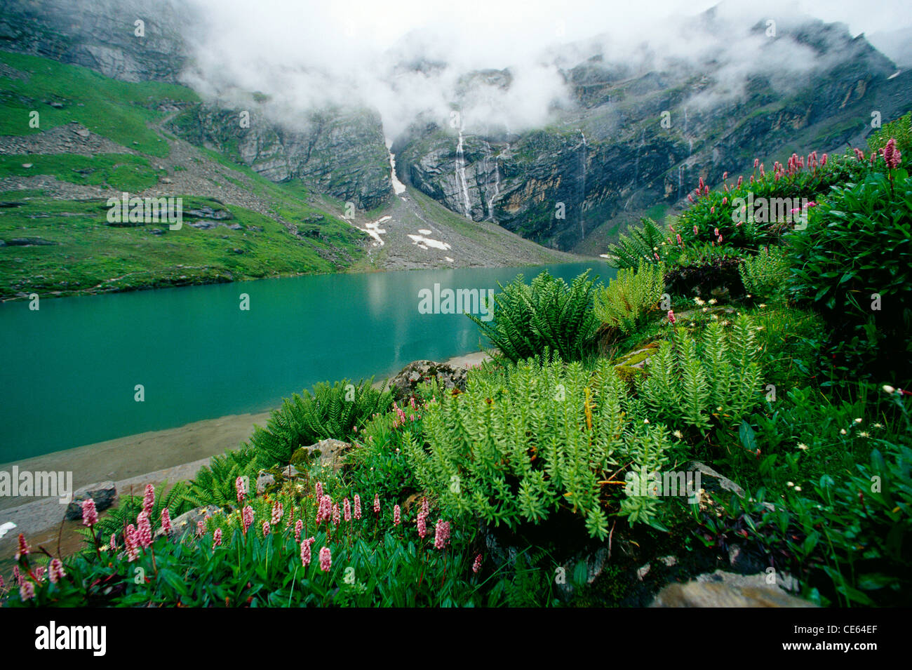 Lac de Hemkund Sahib ; Hemkunt ; Joshimath ; Gobind Ghat ; Ghangaria ; Garhwal Himalaya ; Chamoli ; Uttarancal ; Uttarakhand ; Inde ; Asie Banque D'Images