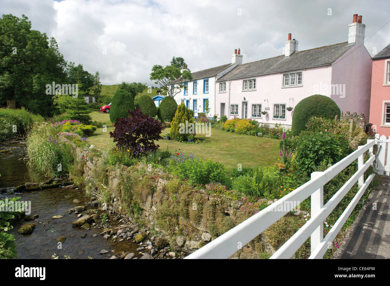 Village traditionnel de Cumbrie Lake District Cumbria UK l'heure d'été Banque D'Images