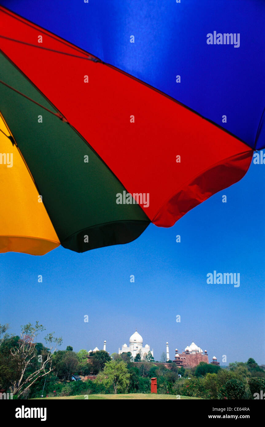 Taj Mahal avec parapluie coloré ; mausolée de marbre blanc ; architecture moghole ; Agra ; Uttar Pradesh ; Inde ; Asie Banque D'Images