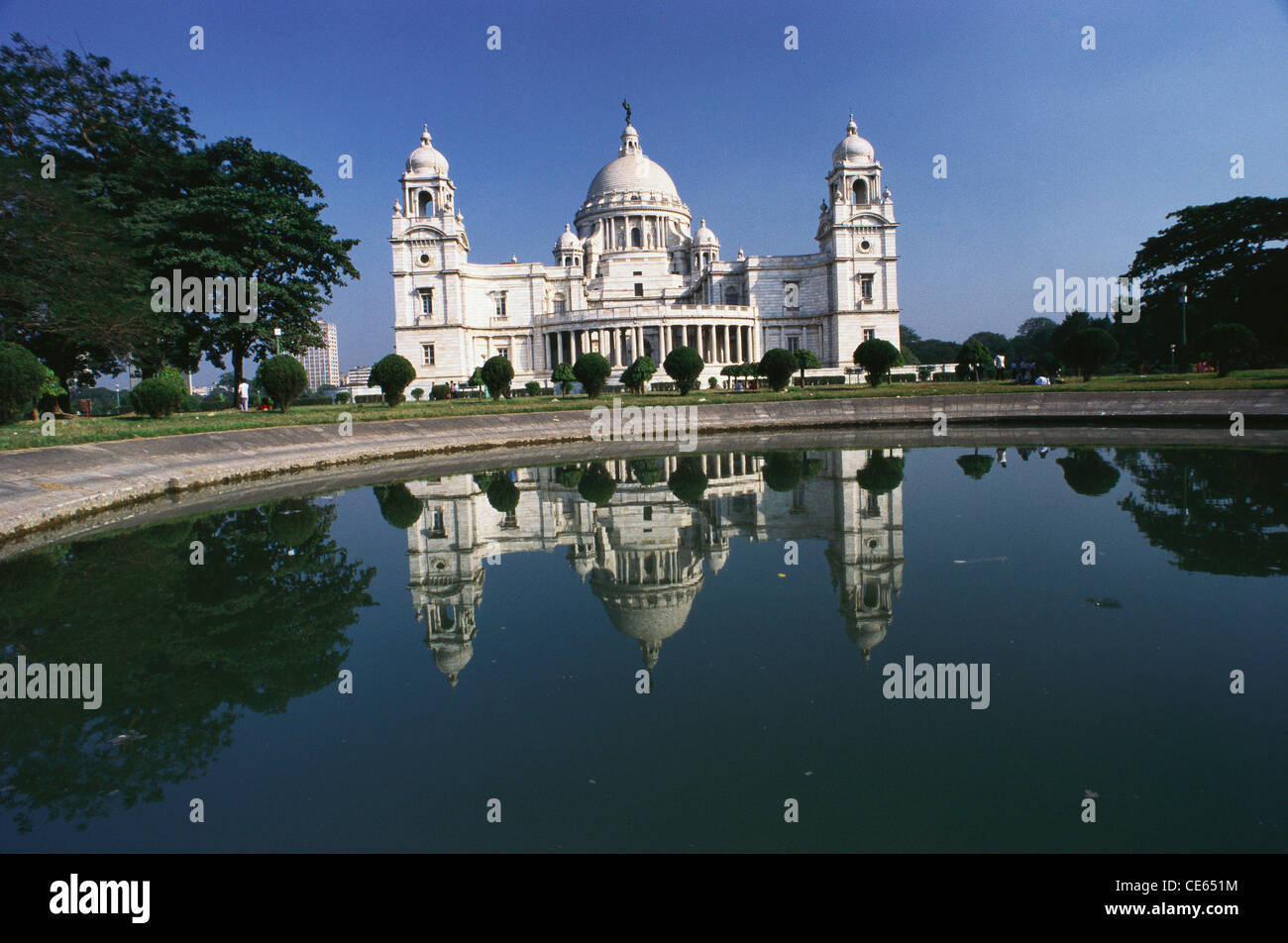 Victoria Memorial Grand musée de marbre blanc ; réflexion dans l'étang ; Calcutta ; Kolkata ; Bengale occidental ; Inde ; Asie Banque D'Images