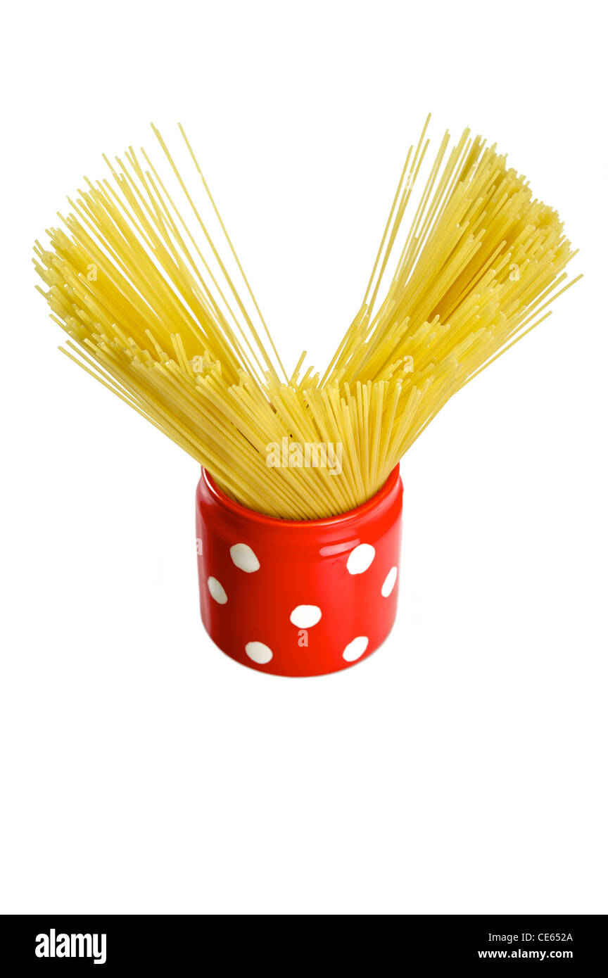 Spaghettis à l'intérieur d'un pot rouge isolé sur fond blanc Banque D'Images