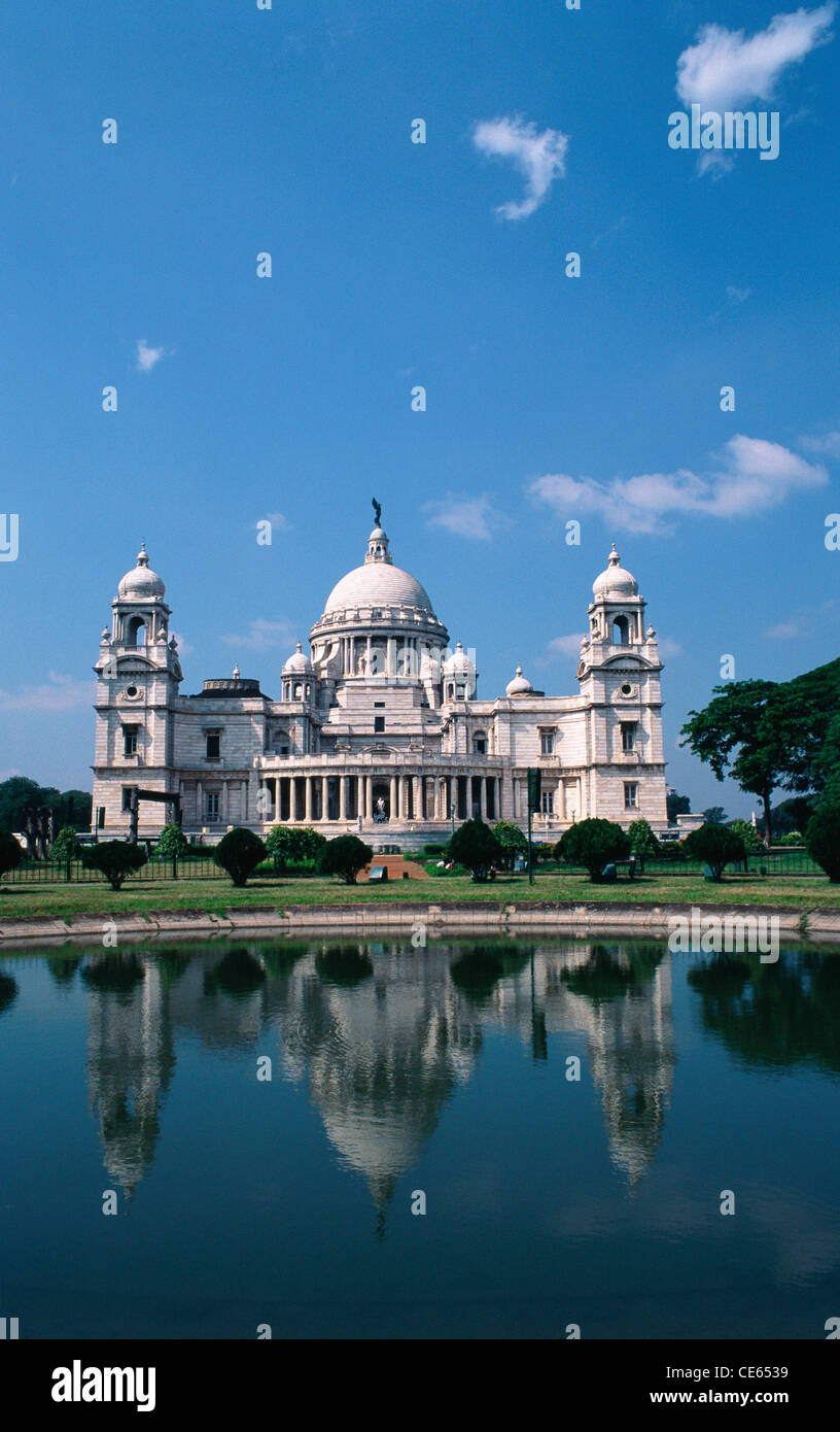 Victoria Memorial Grand musée de marbre blanc se reflétant dans l'étang ; Calcutta ; Kolkata ; Bengale occidental ; Inde ; Asie Banque D'Images