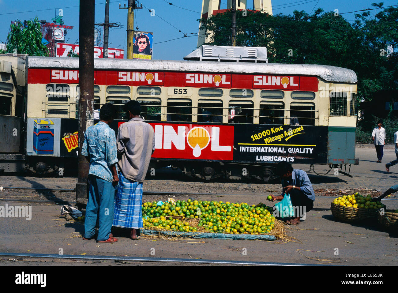 Vendeur de fruits & tramway Esplanade ; Calcutta ; l'ouest du Bengale en Inde ; Banque D'Images