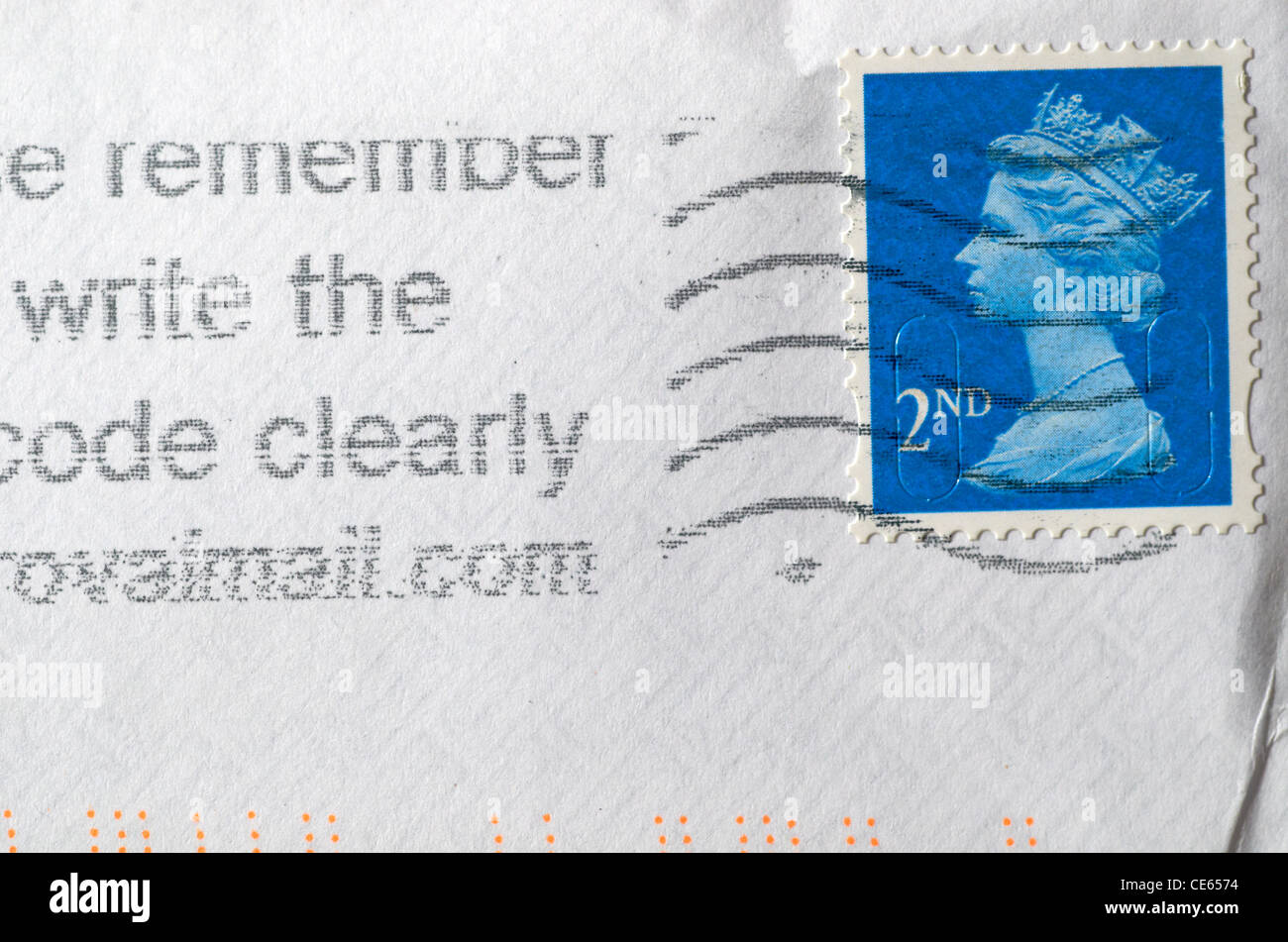 Affranchies de timbres-poste de deuxième classe sur une enveloppe. Banque D'Images