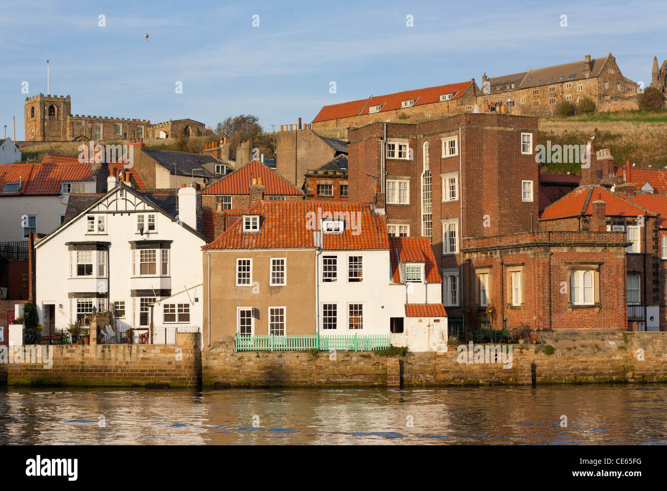 Voir l'anglais de maisons le long de la mer Banque D'Images