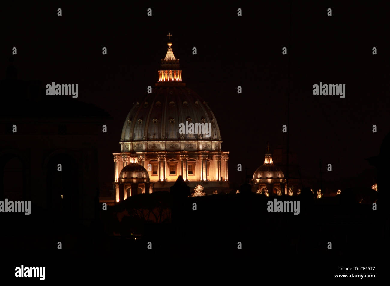 Près d'une vue sur le dôme de la Basilique Saint-Pierre au Vatican - Rome Banque D'Images