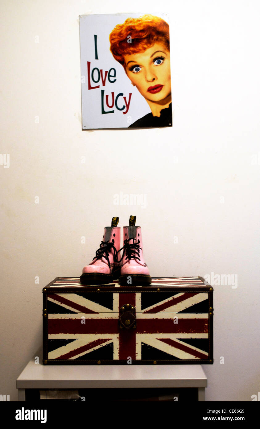 I Love Lucy Poster avec Dr. Martens rose sur un drapeau britannique fort Banque D'Images
