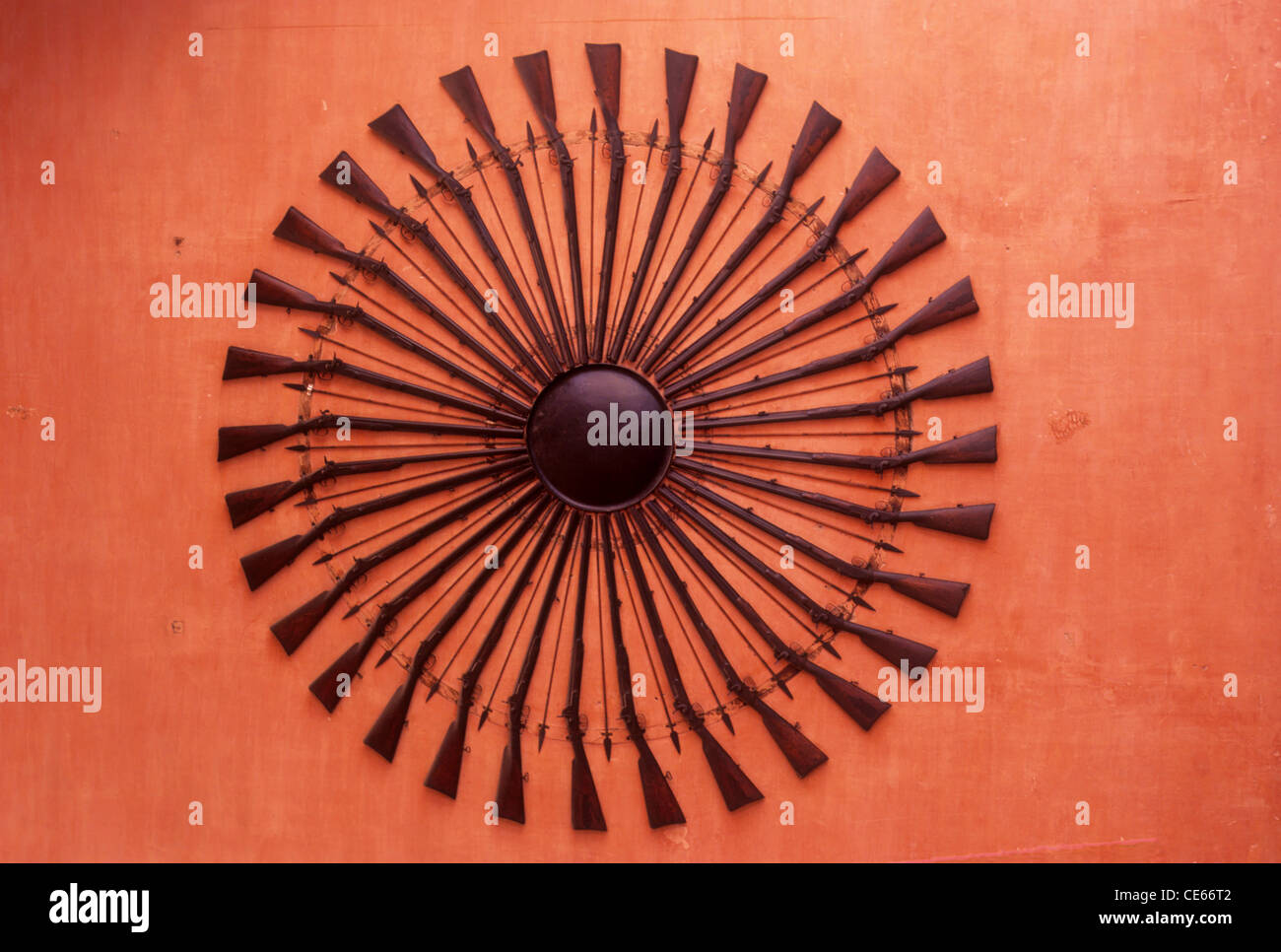 Symbole du soleil fait de flèches de canons et bouclier à Sarvatobhadra bâtiment ; Palais de ville ; Jaipur ; Rajasthan ; Inde ; Asie Banque D'Images