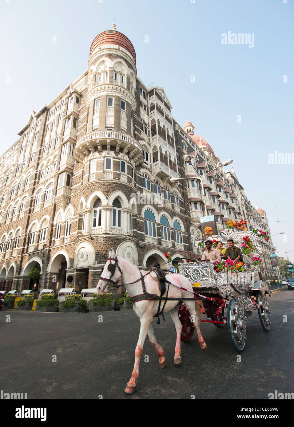 Les gens dans une calèche sur une excursion autour de Colaba Mumbai Inde en face de l'hôtel Taj Banque D'Images