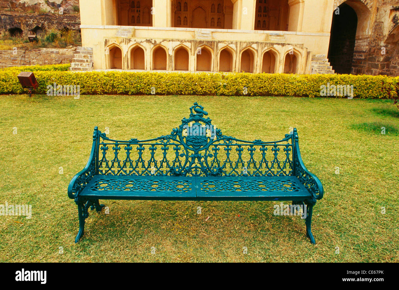 Ancien banc de jardin extérieur en fonte ; fort de Golconda ; Hyderabad ; Andhra Pradesh ; Inde ; Asie Banque D'Images