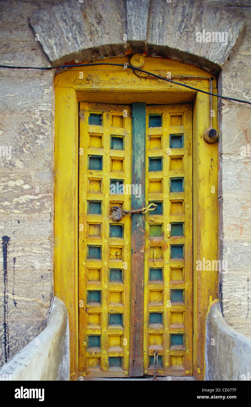 Porte peinte jaune et verte ; temple de Narasimha ; Joshimath ; Jyotirmath ; District de Chamoli ; Uttarancal ; Uttarakhand ; Inde ; Asie Banque D'Images