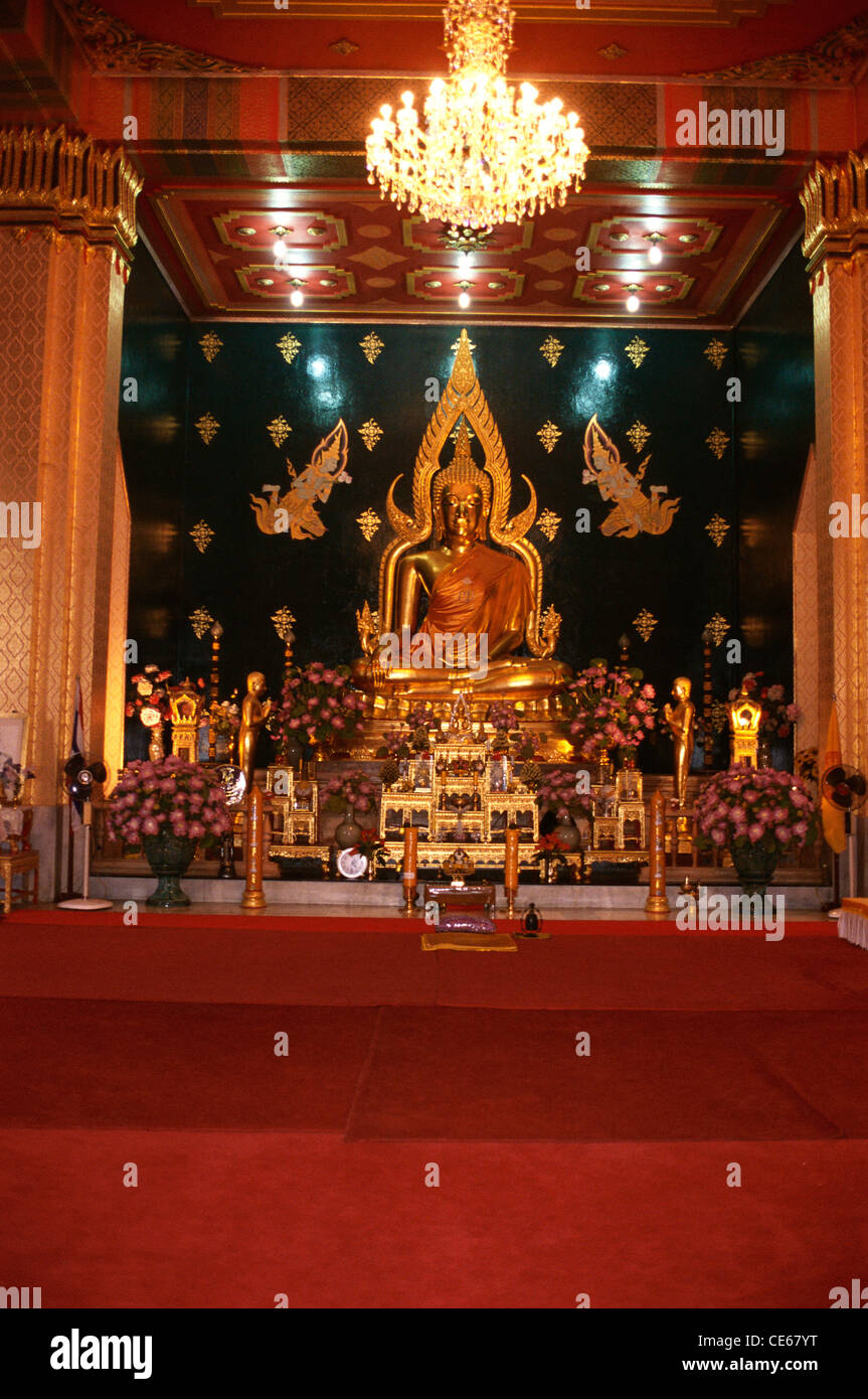 Golden idol de Bouddha et coloré de l'intérieur de temple thaïlandais ; ; ; Inde Bihar Bodhgaya Banque D'Images