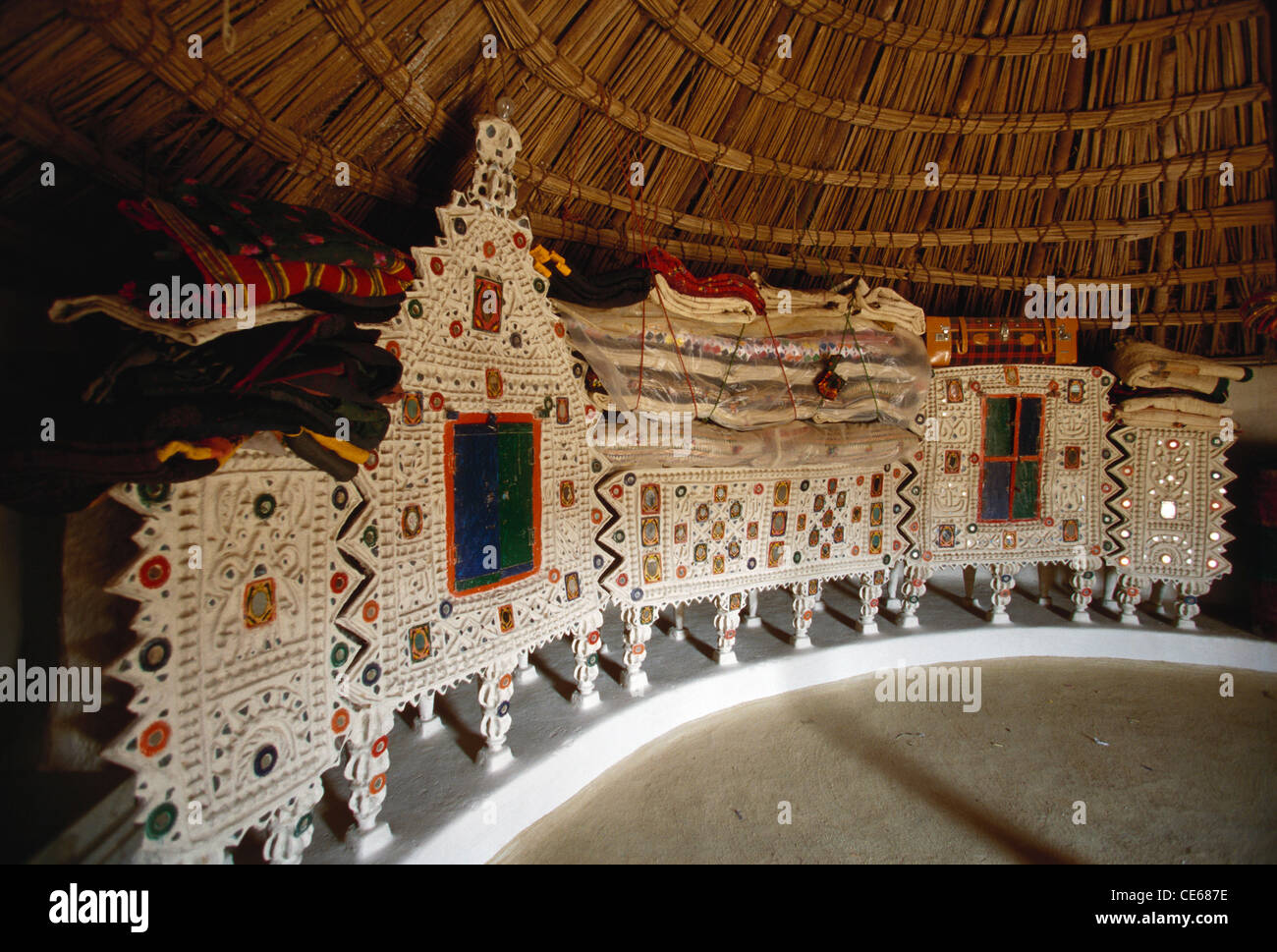 Miroir travail mur art artisanat intérieur tribal Rabari tribu refuge ; Rebari ; Raikas ; Dewasi ; Tunda ; Mundra ; Kutch ; Kachchh ; Gujarat ; Inde ; Asie Banque D'Images
