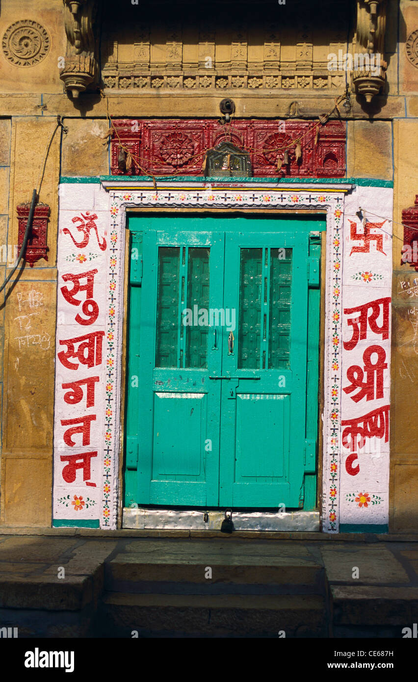 Porte fermée peinte en vert ; peint en mur Bienvenue et Jai Shree Krishna et Suswagatam ; Jaisalmer ; Rajasthan ; Inde ; Asie Banque D'Images