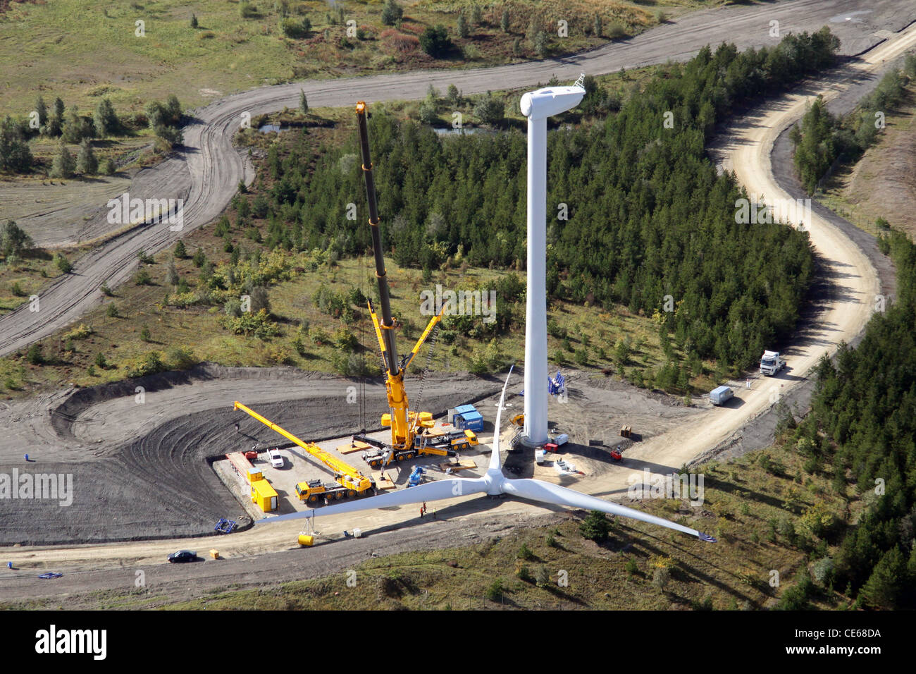 Vue aérienne d'une pale de turbine éolienne sur le point d'être levé par une grue Banque D'Images