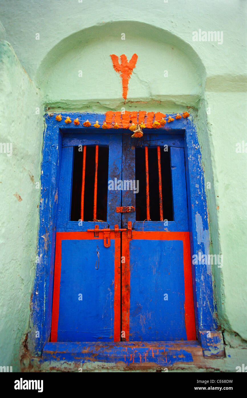 Porte métallique fermée rurale peinte en rouge et bleu ; Sinnar ; Maharashtra ; Inde ; Asie Banque D'Images