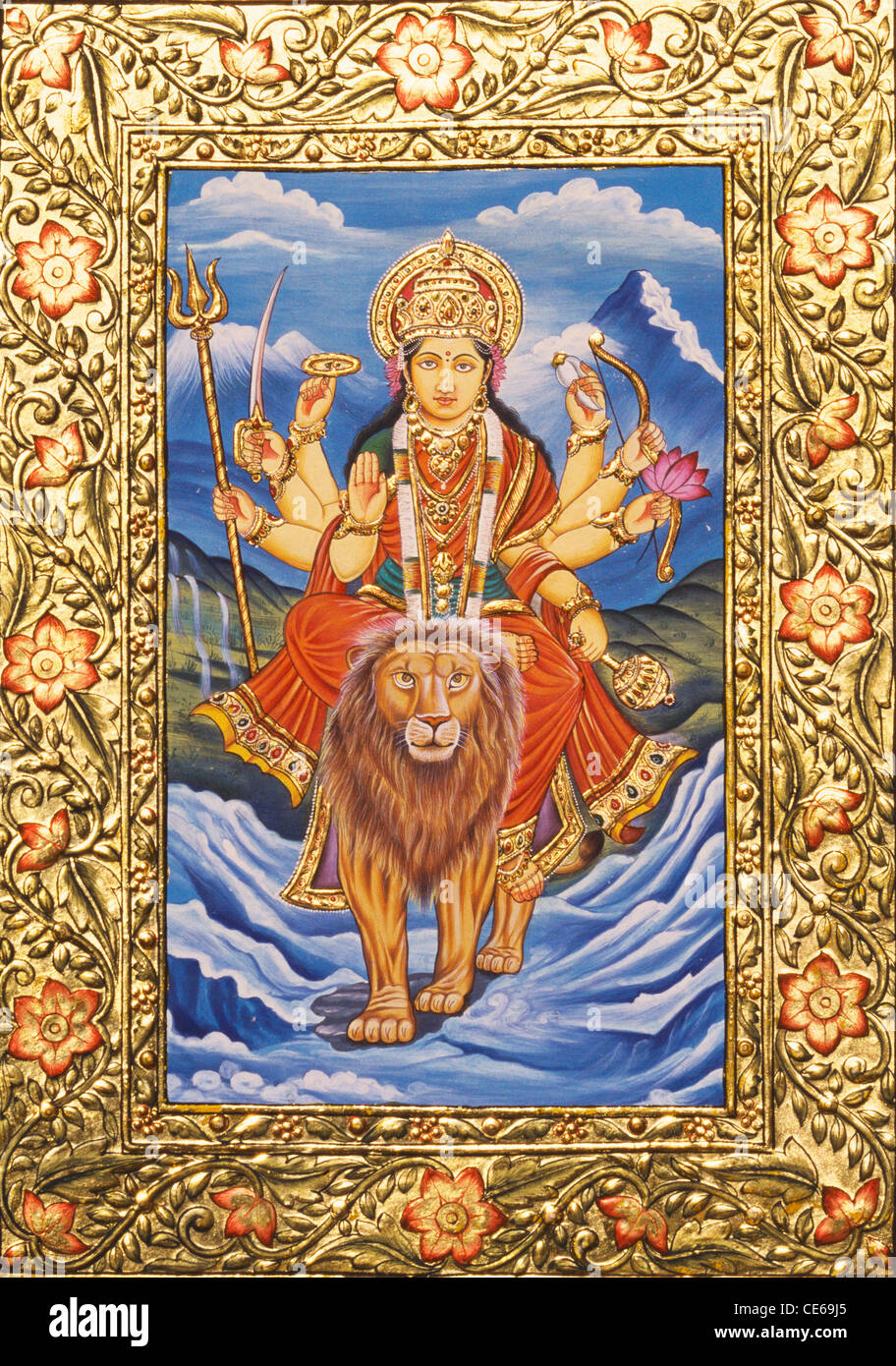 La déesse hindoue Durga à quatre bras chevauchant un lion blanc. Peinture à  la gouache par et artiste indien c1800s Photo Stock - Alamy