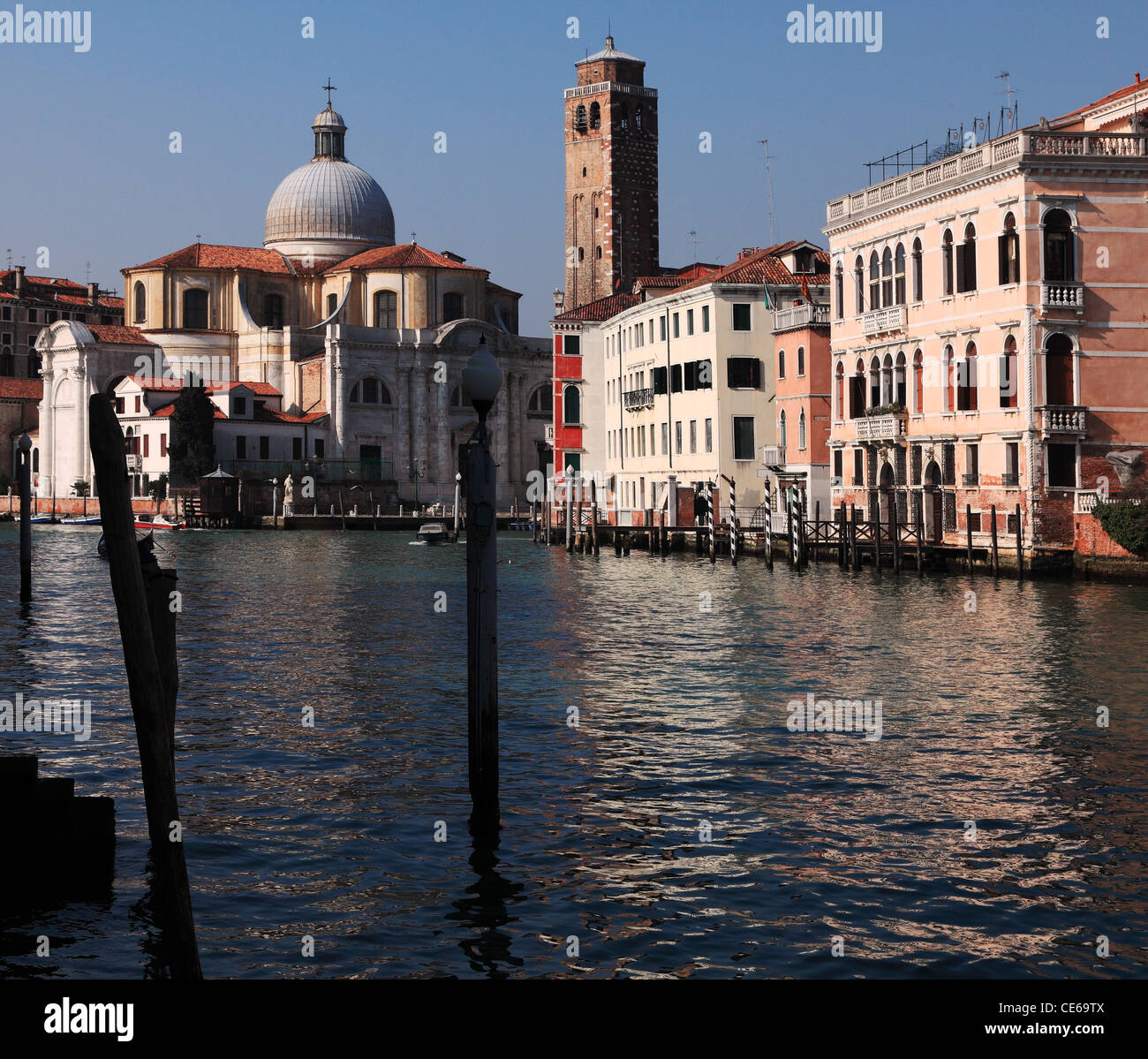 Matin d'ombres et de lumières sur le Grand Canal, la principale voie navigable, à Venise,Italie. Banque D'Images