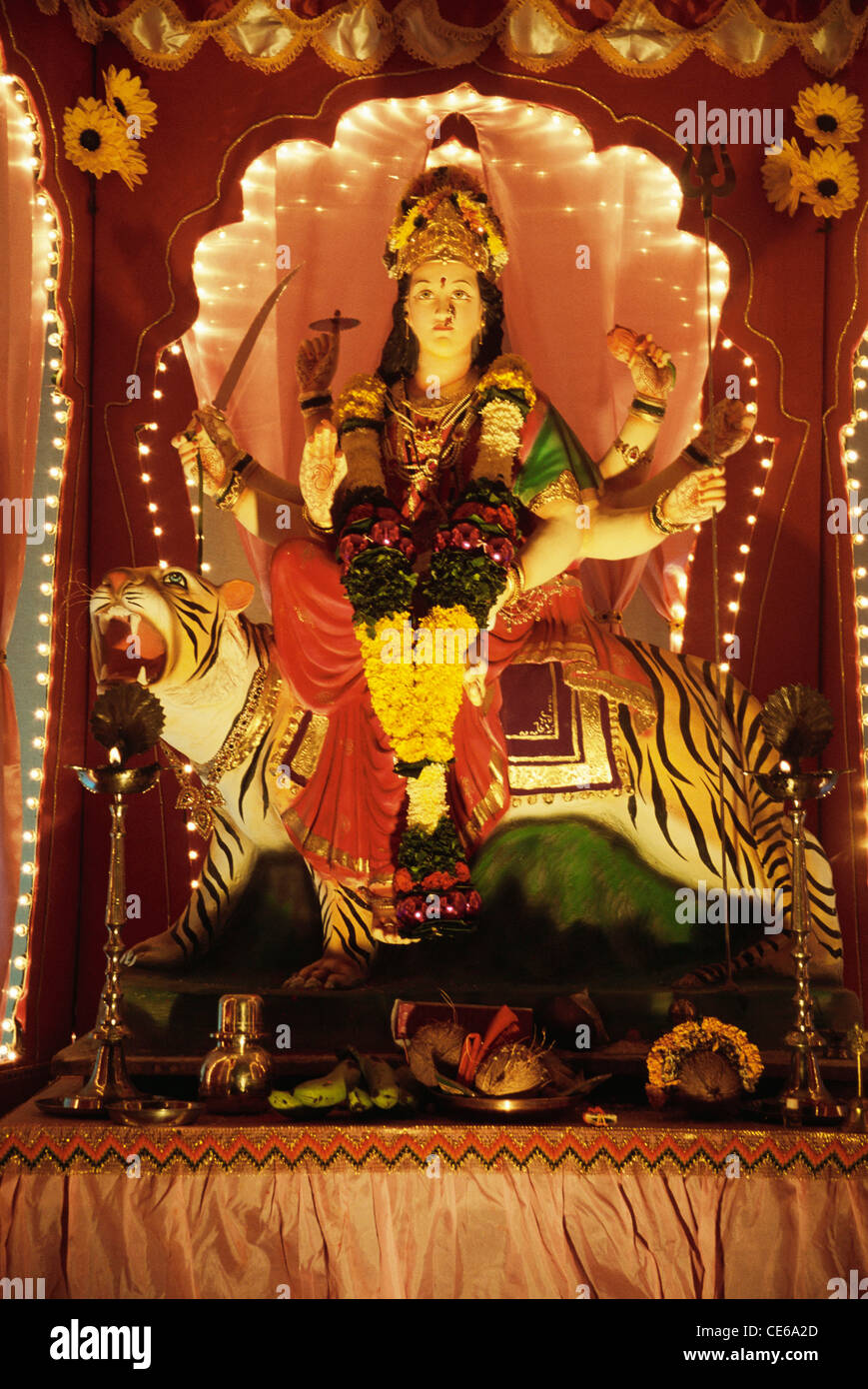 Déesse Ambika sur le tigre ; Amba, Durga, Bhagavathi, Parvati, Bhabani, Ambe Maa, Sherawaali, Mata Raani, Inde ; Asie Banque D'Images