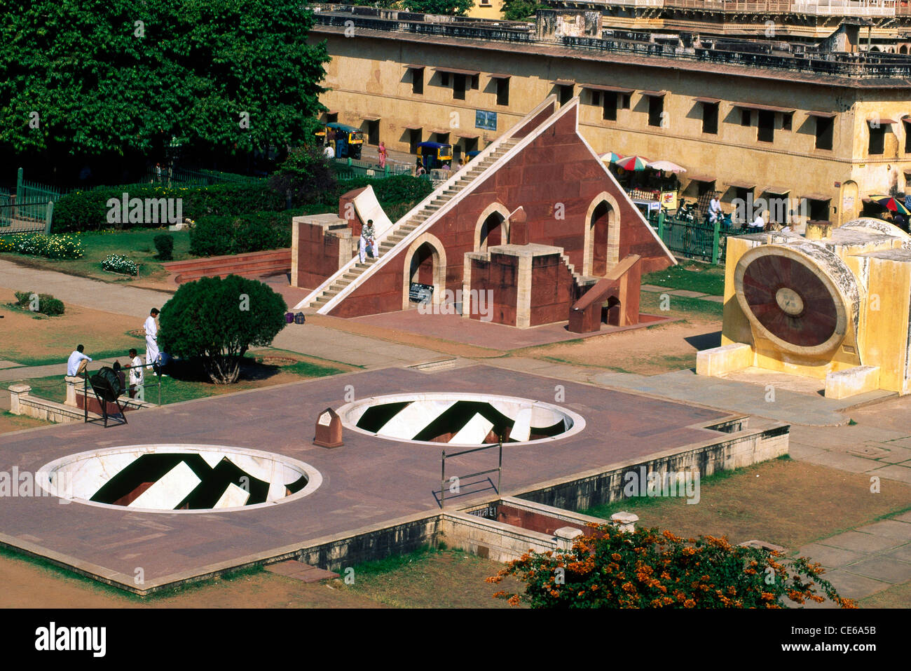 Jantar Mantar instruments astronomiques architecturaux aériens ; Jaipur ; Rajasthan ; Inde ; Asie ; Observatoire indien Banque D'Images