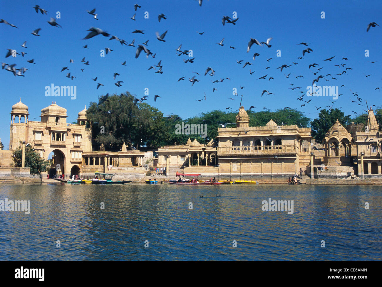 Lac Gadisar ; Lac Gadsisar ; réservoir d'eau artificiel ; Jaisalmer ; Rajasthan ; Inde ; Asie Banque D'Images