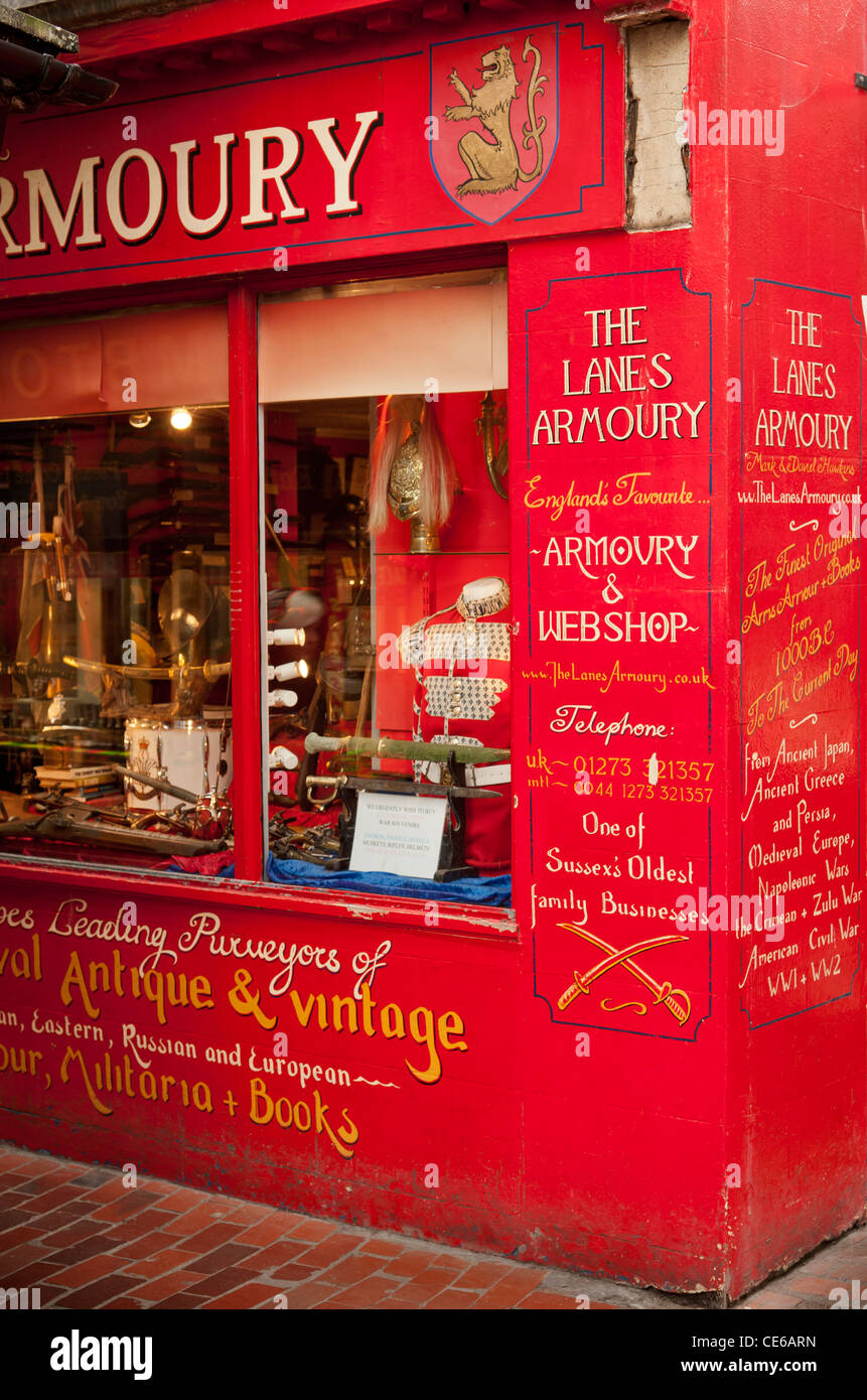 Devant le magasin Lanes Armoury. Brighton Lanes East Sussex Royaume-Uni Banque D'Images