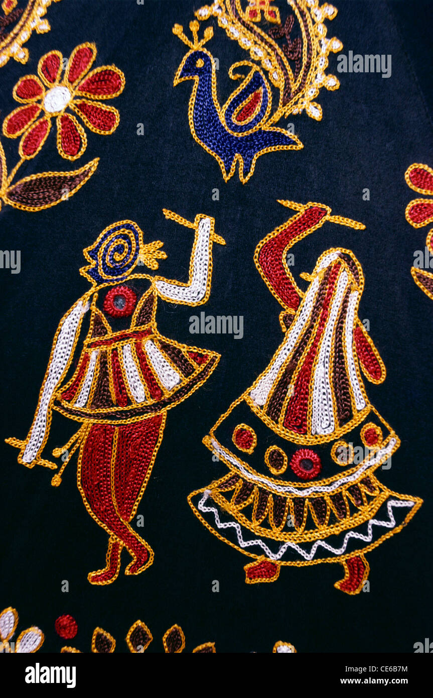 Motif de broderie couple dancing dandiya raas garba Gujarat Inde Banque D'Images