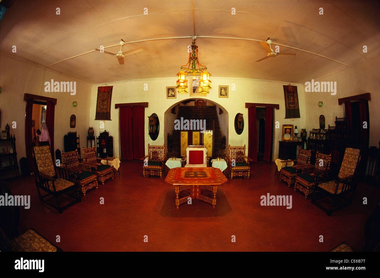 Intérieur du palais Sawantwadi ; salle de séjour salle de réunion ventilateur chandelier chaises canapés table tapis rouge ; quartier Sindhudurg ; Maharashtra ; Inde ; Asie Banque D'Images