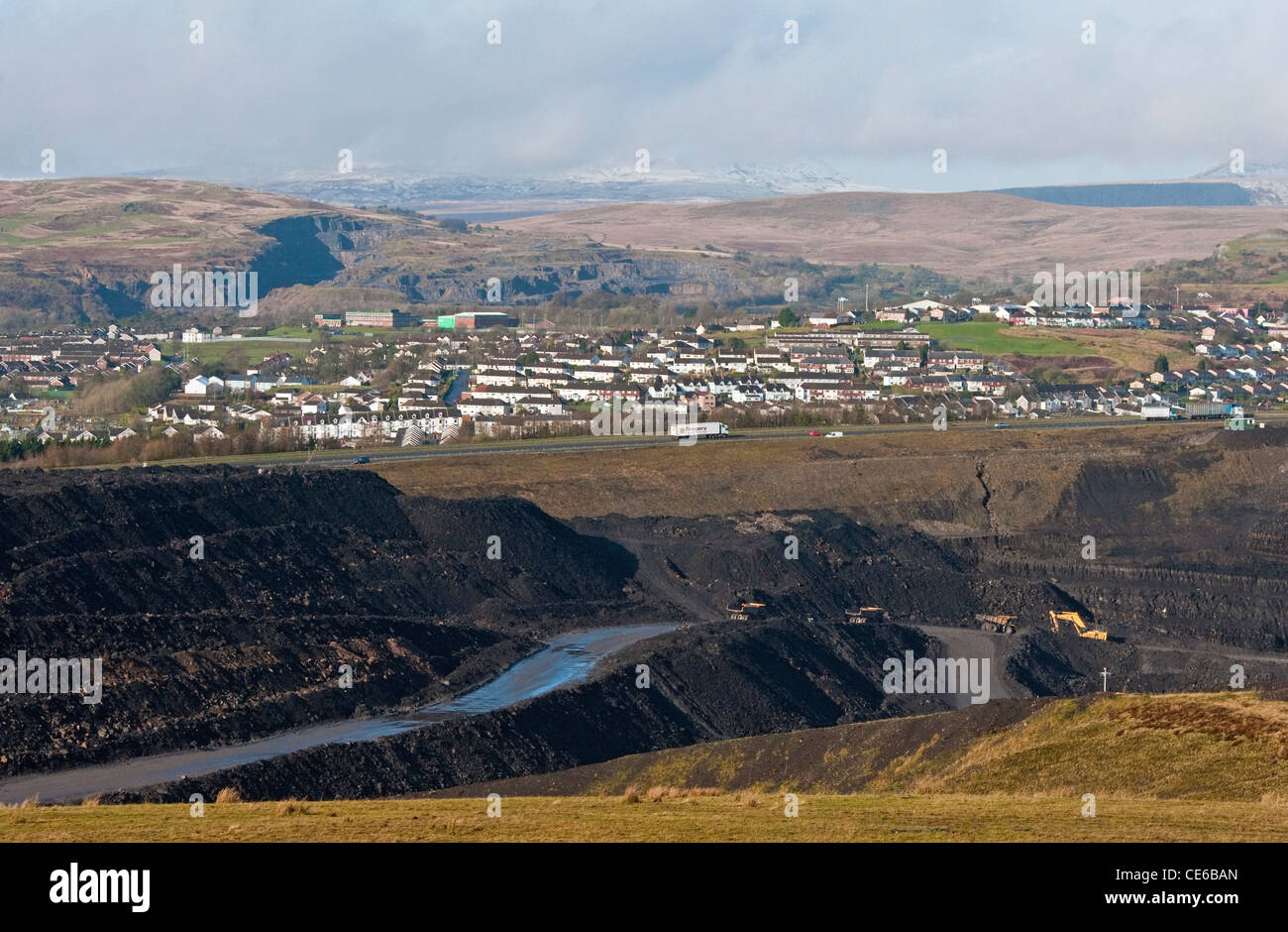 Les mines de charbon à ciel ouvert près de Merthyr Tydfil au Pays de Galles du Sud avec les Brecon Beacons au loin Banque D'Images