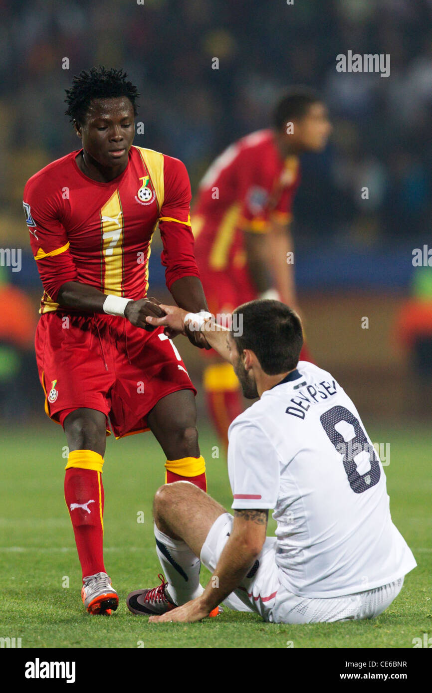 Samuel Inkoom du Ghana (L) contribue à Clint Dempsey des USA (R) jusqu'en dehors du terrain au cours d'une Coupe du Monde FIFA 2010 ronde de 16 match. Banque D'Images