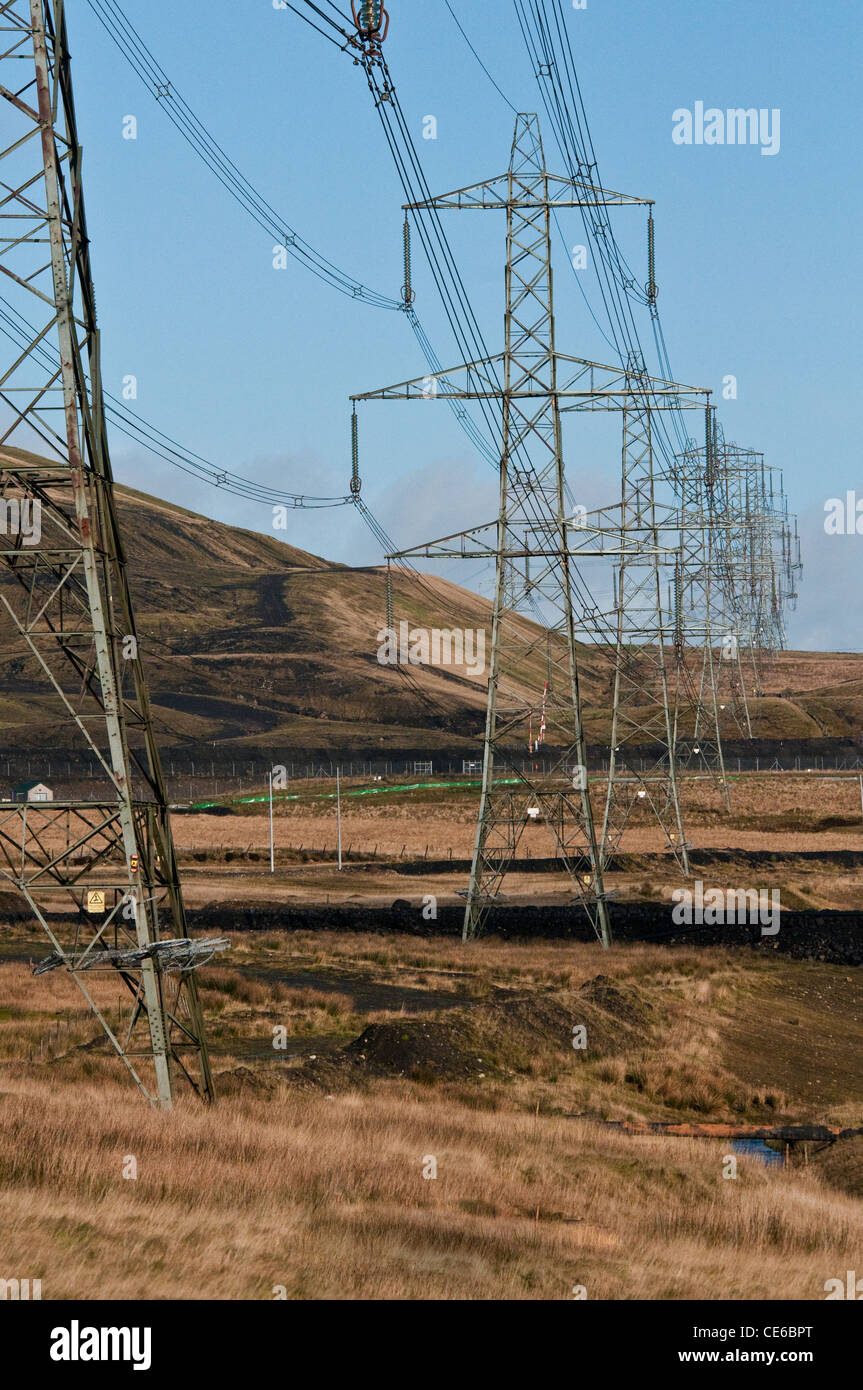 Les lignes de transport d'électricité à travers le pays marche près de Merthyr Tydfil Banque D'Images