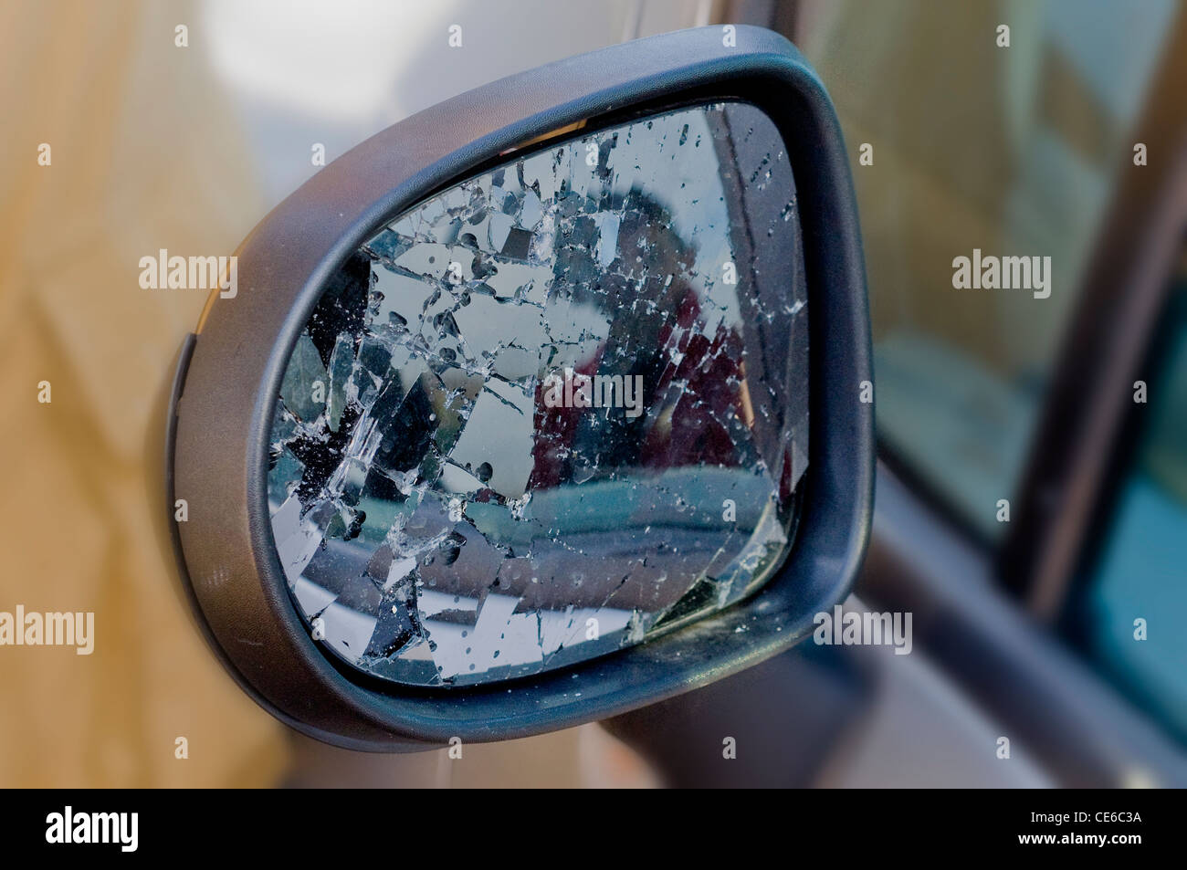 Verre brisé d'un miroir de l'aile après une collision sur une route de  campagne en France Photo Stock - Alamy