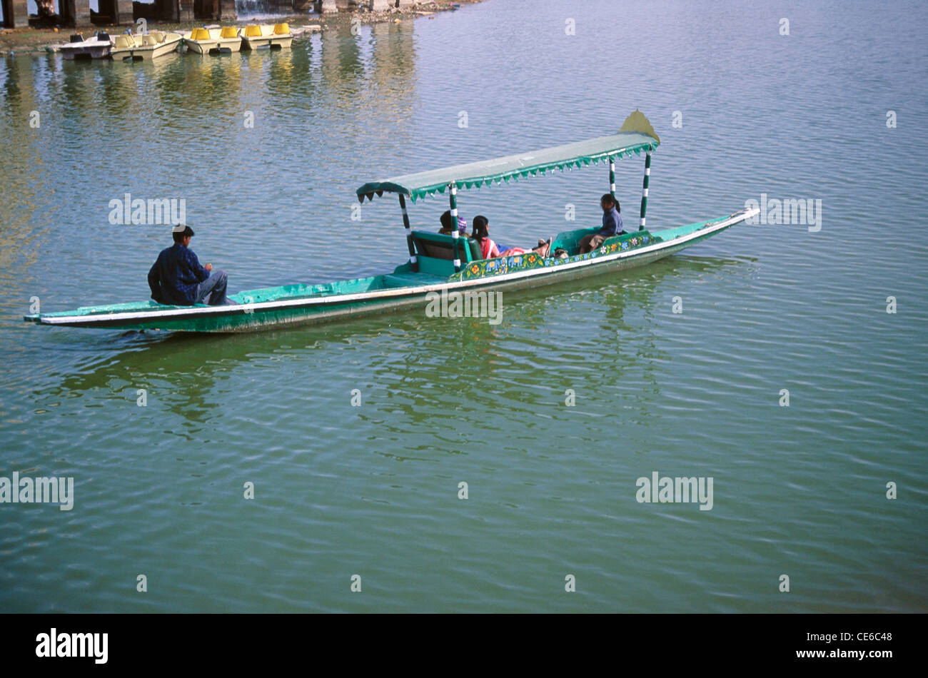 Promenade en bateau shikara dans le lac du gadisar ; jaisalmer ; rajasthan ; inde ; asie Banque D'Images