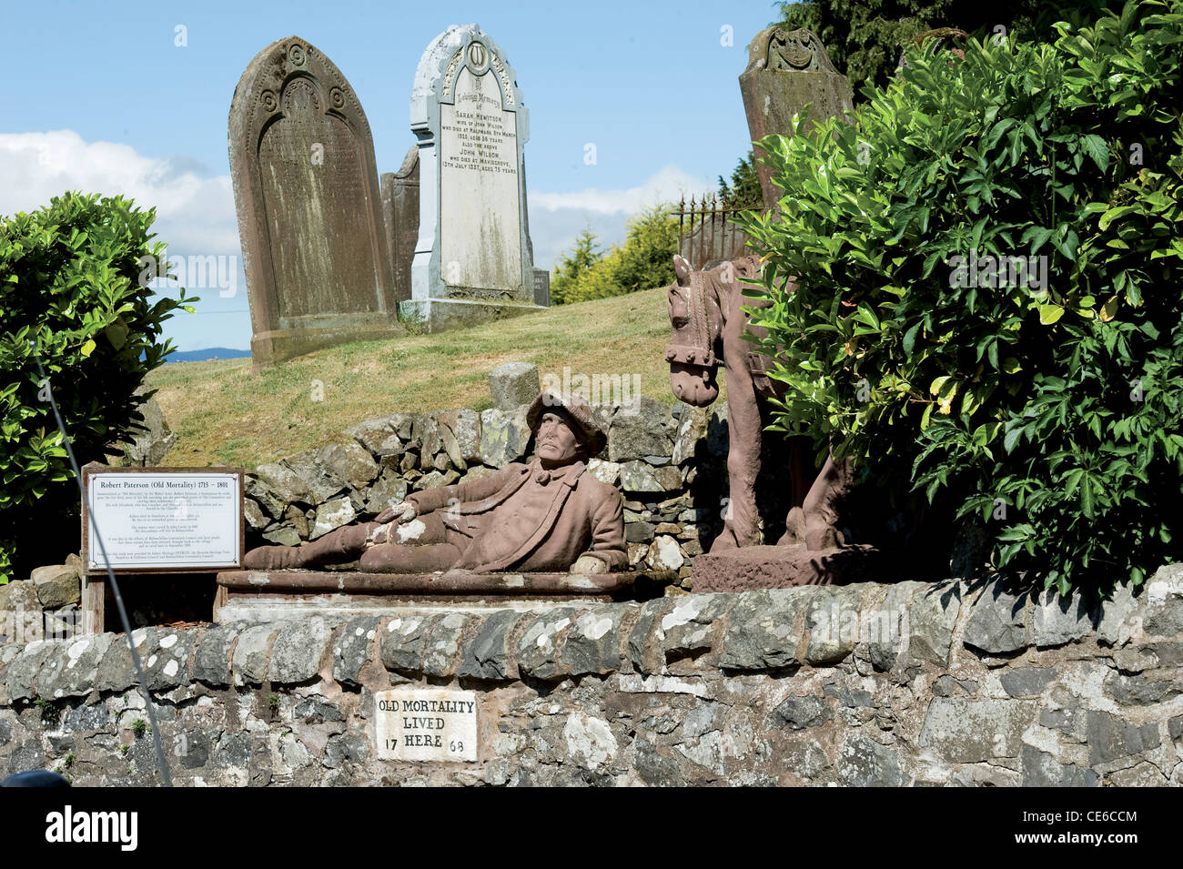 Voir 'vieux' Balmaclellan Mortalité statue dans le village une partie de l'Glenkens Dumfries et Galloway Scotland UK Banque D'Images