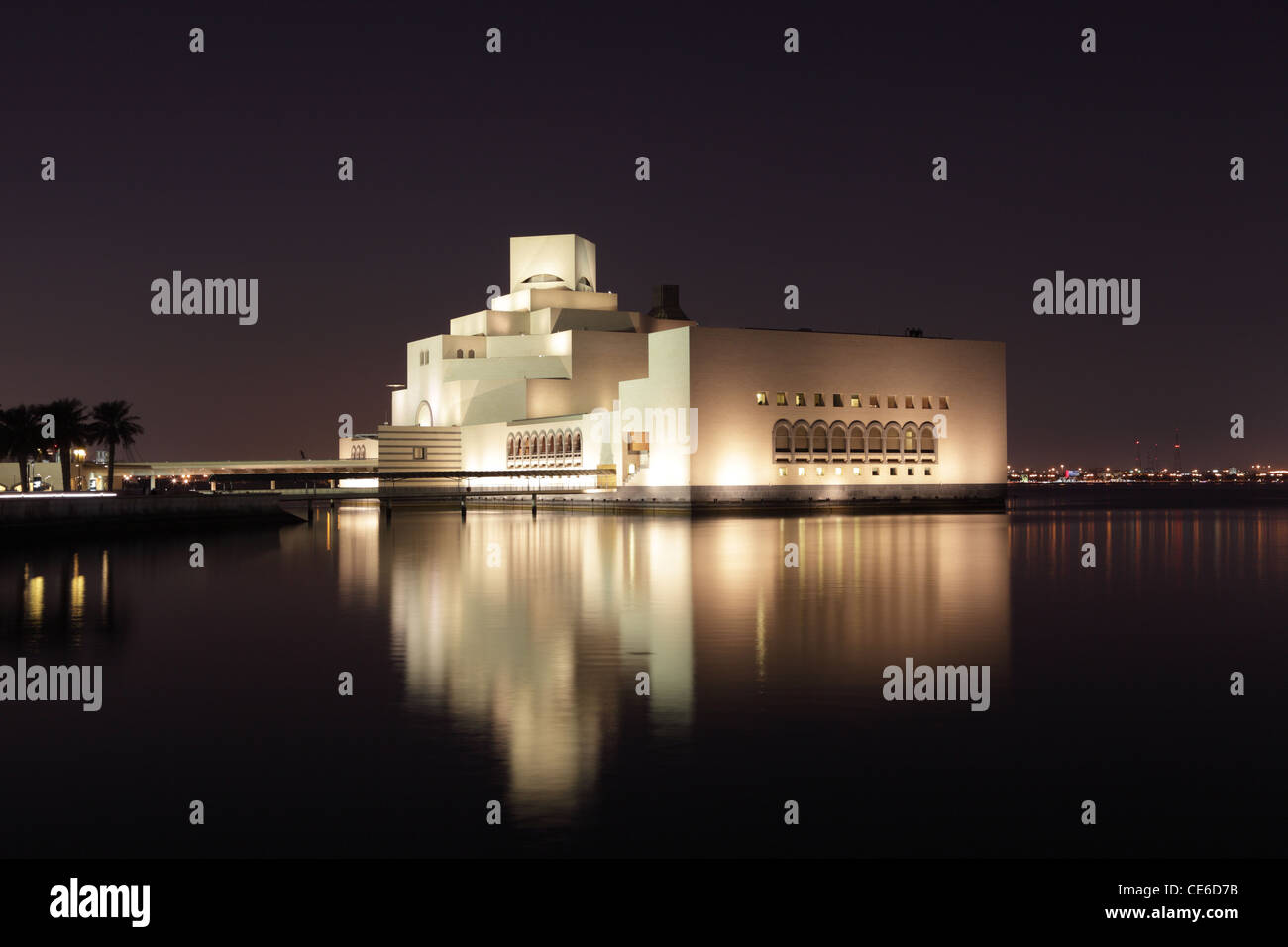 Musée d'Art islamique de Doha est éclairée la nuit. Le Qatar, au Moyen-Orient Banque D'Images