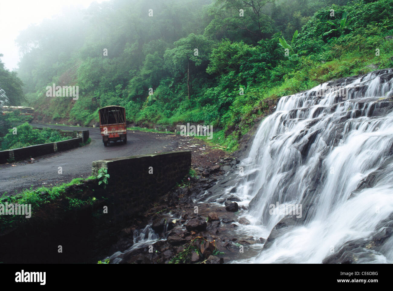 Chariot sur la route de la mousson et de la chute d'misty malshej ghat maharashtra inde Banque D'Images