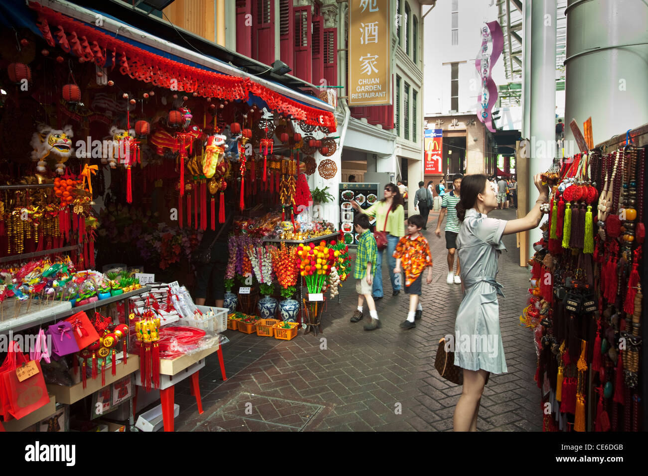 Shopping pour le Nouvel An chinois ornements sur Pagoda Street, Chinatown, Singapour Banque D'Images